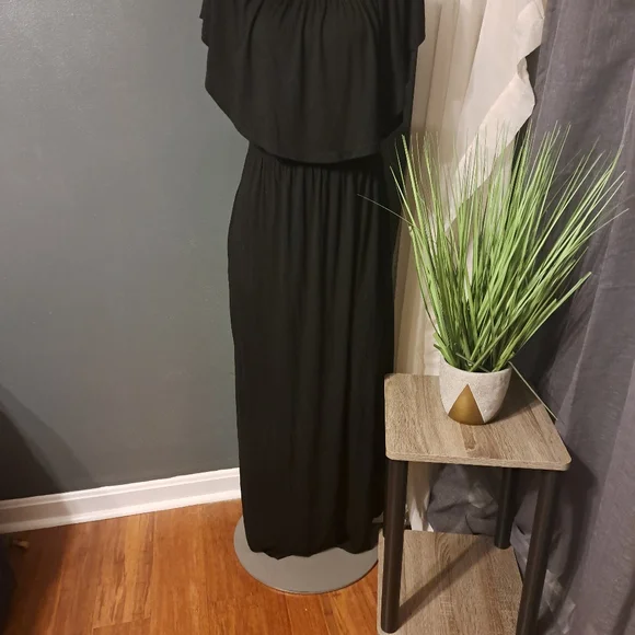Black Maxi dress- Size Medium- NWT - Picture 3 of 4